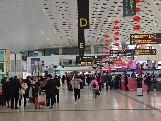 样东西可以带上飞机好多人不懂偷偷扔掉了long8国际龙8机场安全员提醒：这三(图1)