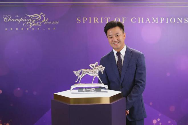 驹戴眼罩夺魁家族曾养香港马王头号玩家龙八国际网址王经纬赛(图3)