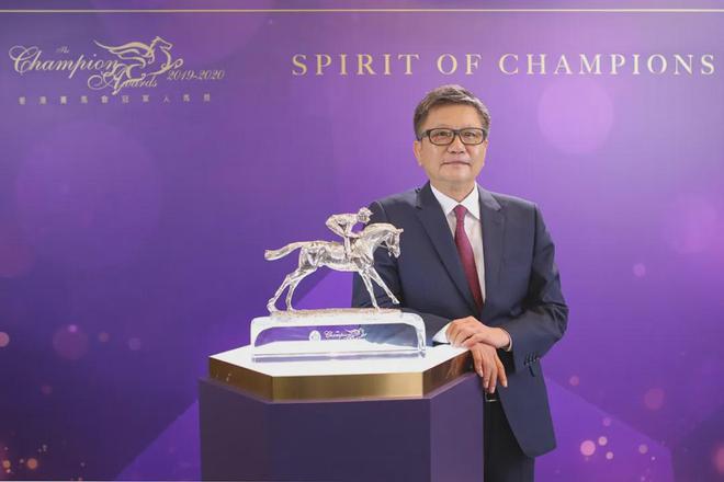 驹戴眼罩夺魁家族曾养香港马王头号玩家龙八国际网址王经纬赛(图1)